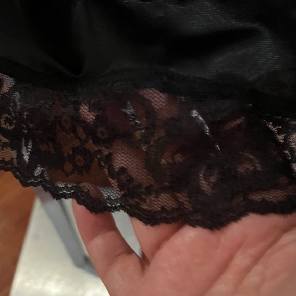 VTG Black Half Slip - Maxi Lace Trimmed
Sz M - Picture 4 of 8